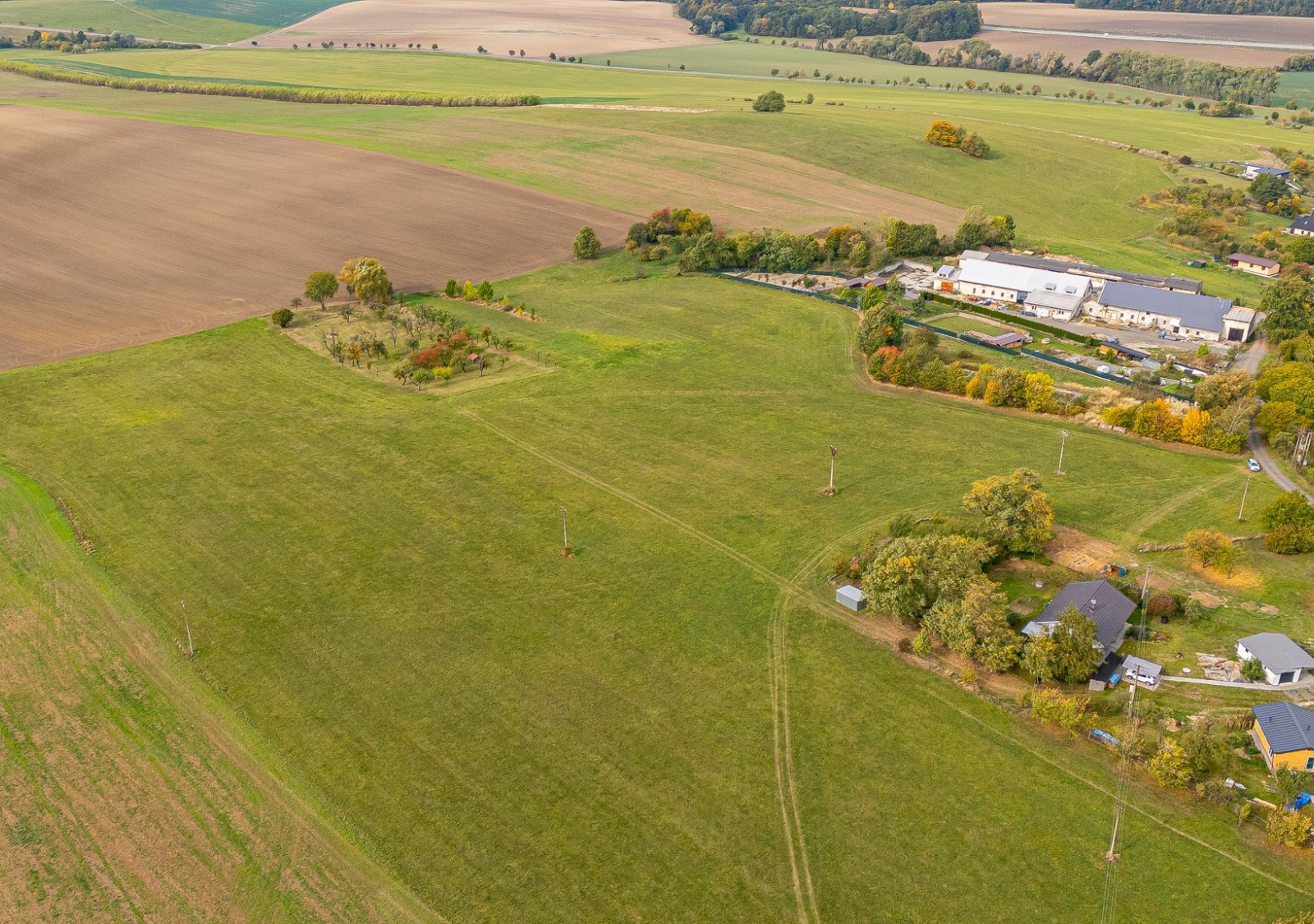 Pozemky v Janovicích. Přes 10 000 m² svobody. - 4.2