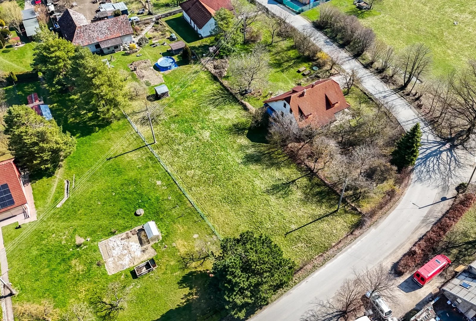 Světlý stavební pozemek v Ženklavě